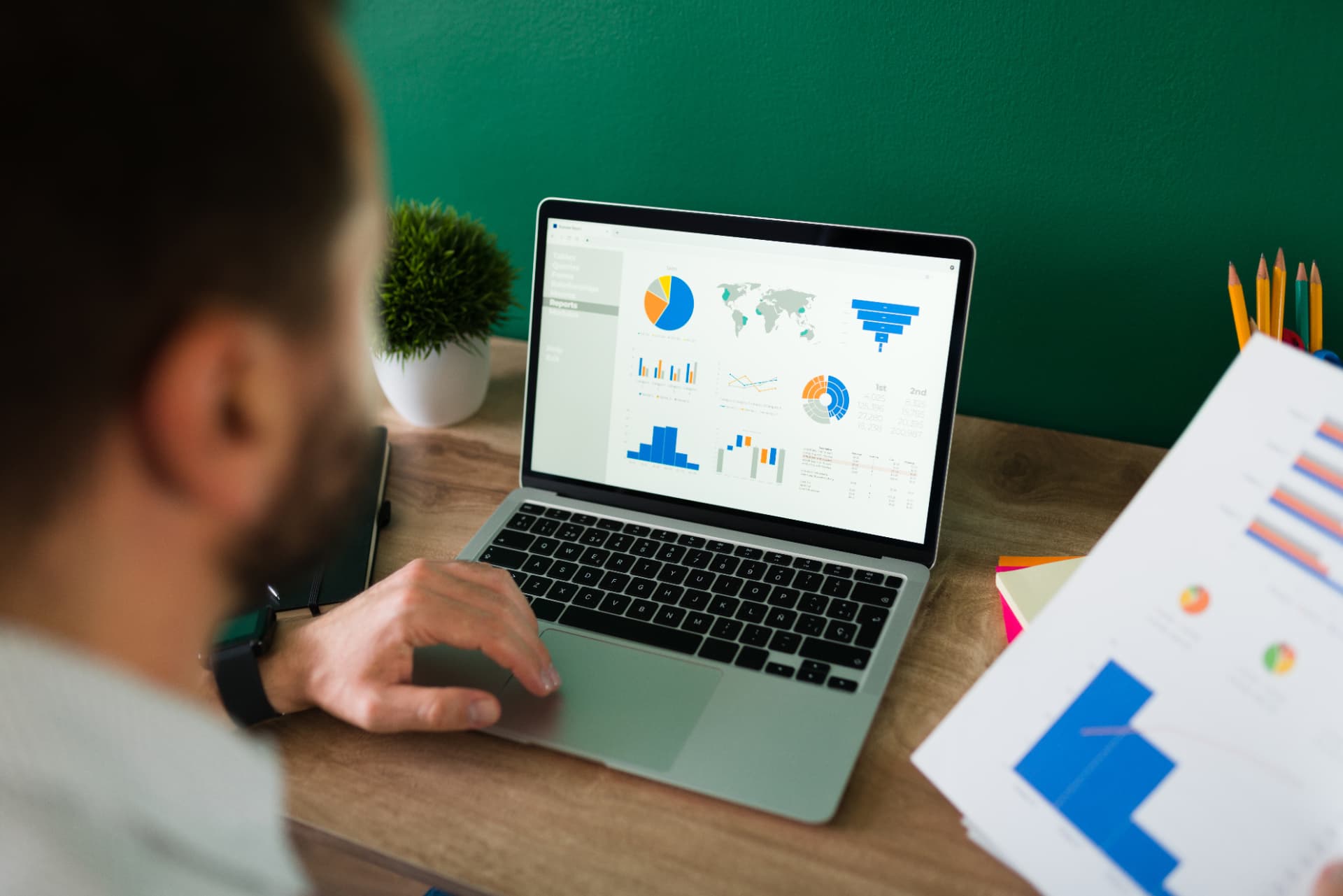 Profissional analisando dashboard de campanhas de anúncios online