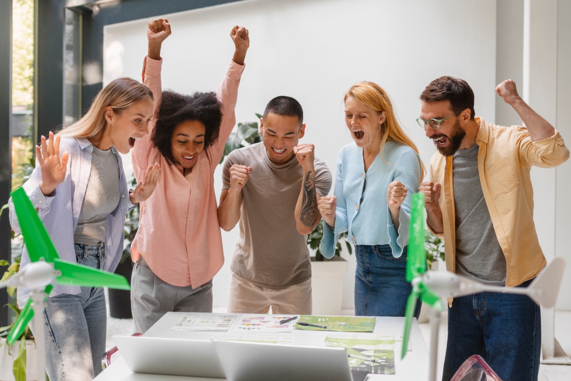 Equipe comemorando resultado em uma reunião
