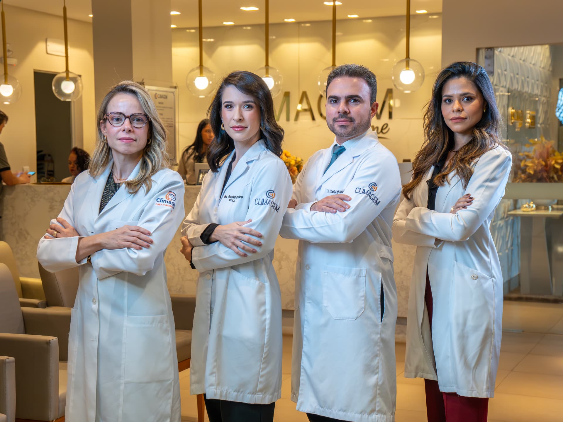 Equipe de médicos da Climagem de braços cruzados na recepção da clínica